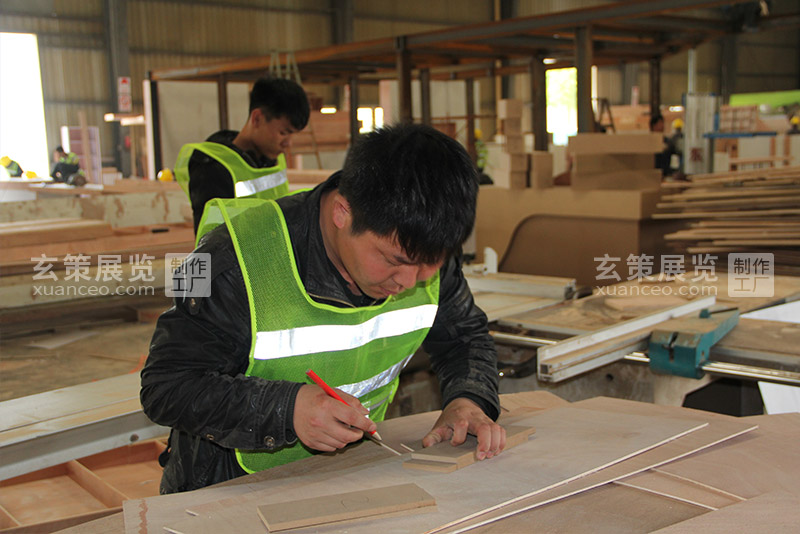 91免费视频APP展覽工廠木工工人
